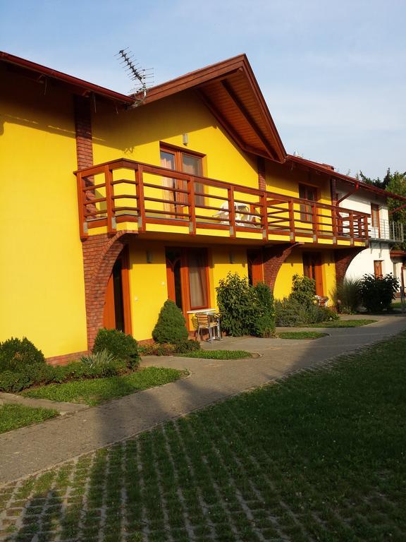 Okker Apartman Gyula Esterno foto