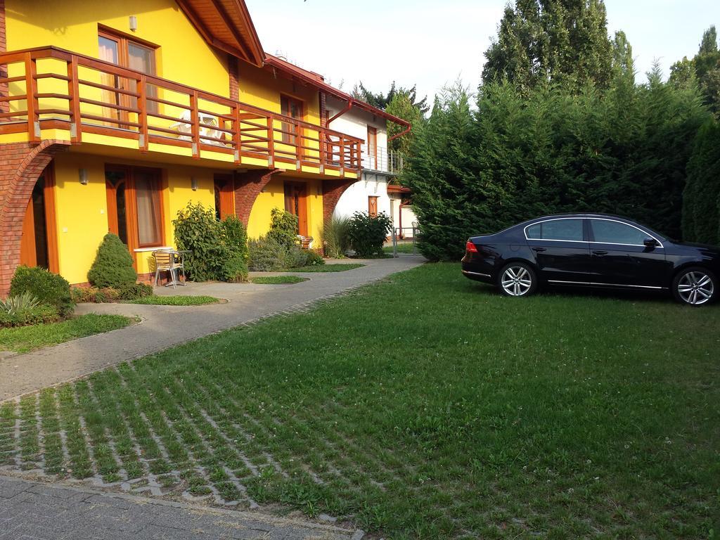 Okker Apartman Gyula Esterno foto