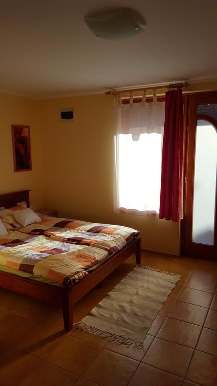 Okker Apartman Gyula Esterno foto