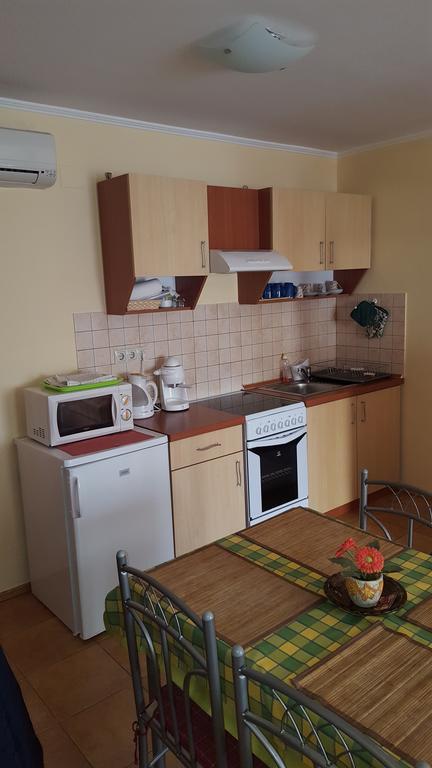 Okker Apartman Gyula Esterno foto