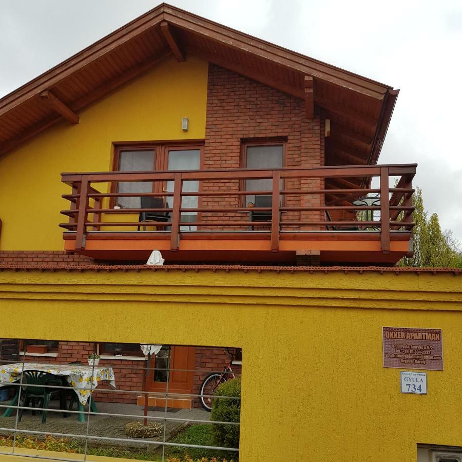 Okker Apartman Gyula Esterno foto