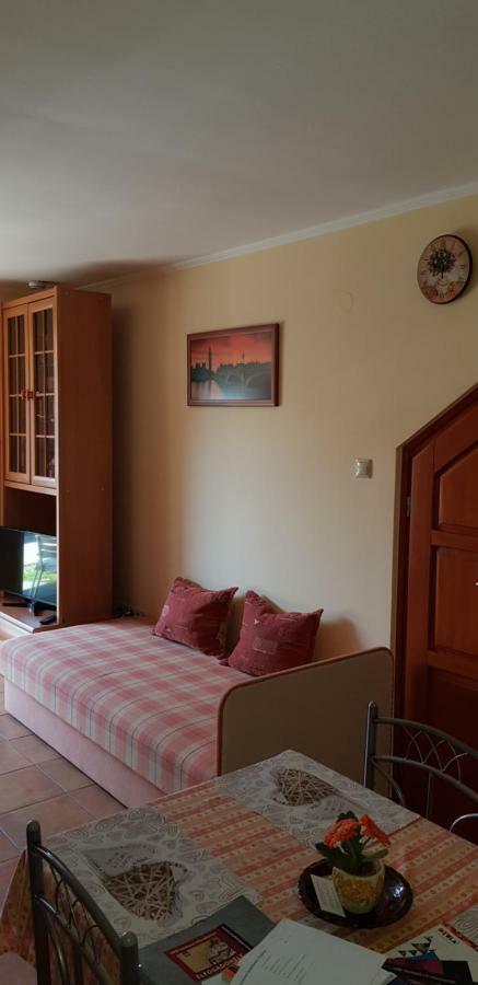 Okker Apartman Gyula Esterno foto